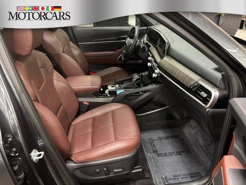 Used 2024 Kia Telluride EX w/ EX Captain's Chair Package AWD/4WD image 21
