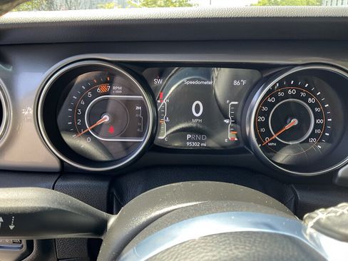 Used 2021 Jeep Wrangler Unlimited Sahara AWD/4WD image 29