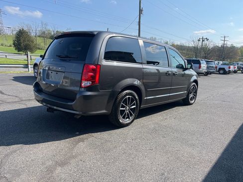 Used 2016 Dodge Grand Caravan SXT w/ UConnect Hands-Free Group FWD image 6