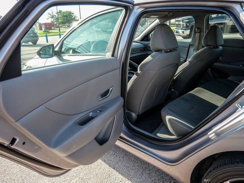 Used 2025 Hyundai Elantra Sport FWD image 41