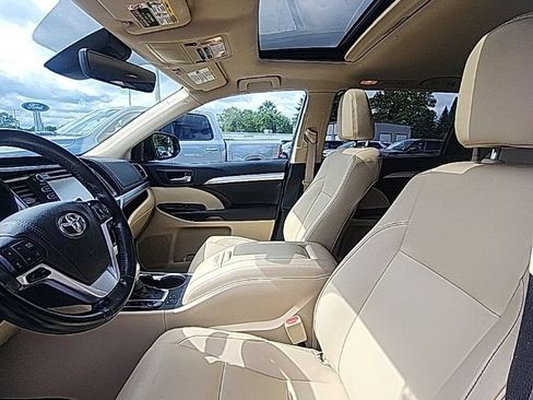 Used 2018 Toyota Highlander XLE AWD/4WD image 19