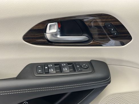Used 2023 Chrysler Pacifica Limited FWD image 13