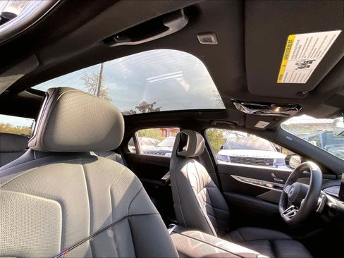 Used 2025 BMW 750e xDrive image 24