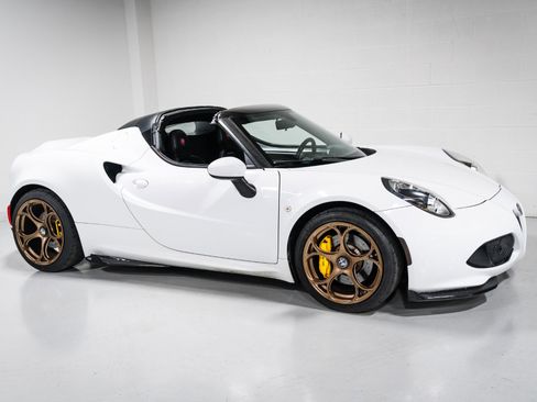 Used 2018 Alfa Romeo 4C Spider RWD image 1