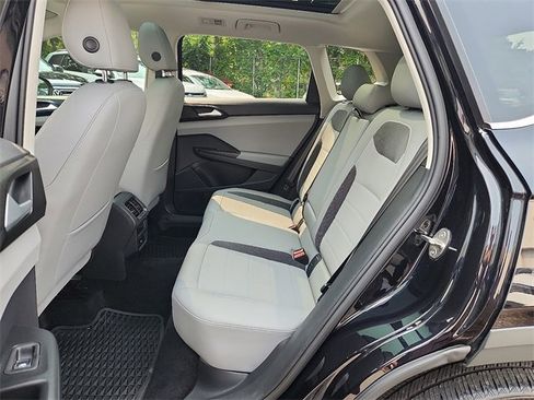 Certified 2022 Volkswagen Taos SE w/ Panoramic Sunroof Package image 10