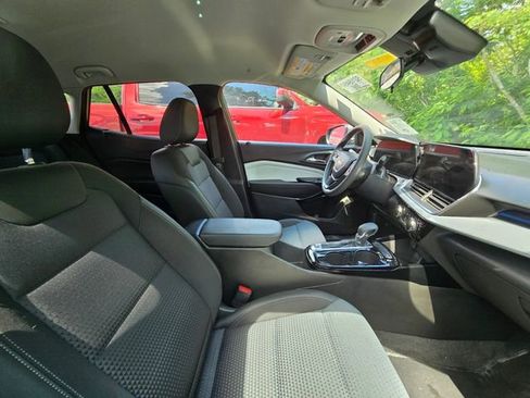 Used 2025 Chevrolet Trax LT FWD image 12