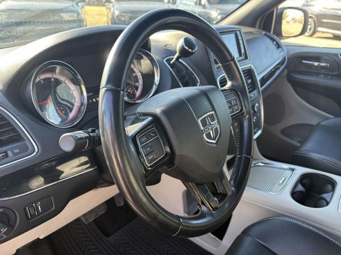 Used 2019 Dodge Grand Caravan SXT image 7