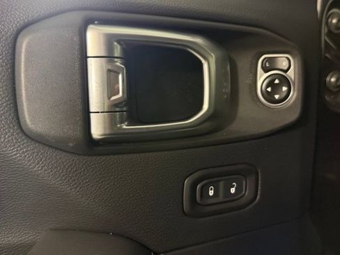 Used 2018 Jeep Wrangler Unlimited Sahara AWD/4WD image 16