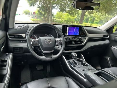 Used 2024 Toyota Highlander XLE FWD image 12