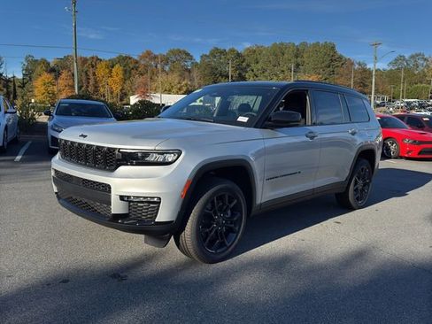 New 2025 Jeep Grand Cherokee L Limited w/ Trailer Tow Package AWD/4WD image 4