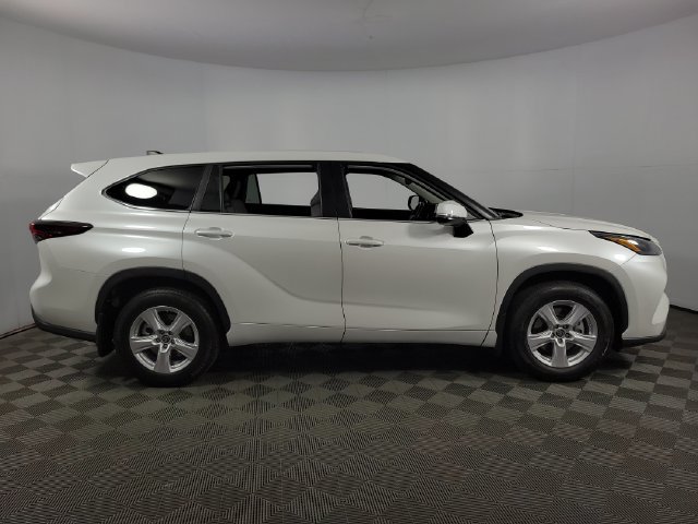 Used 2024 Toyota Highlander LE FWD image 10