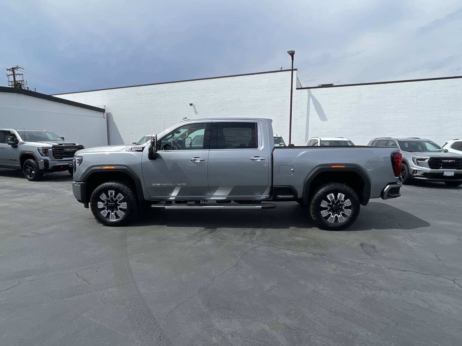 New 2026 GMC Sierra 2500 Denali w/ Denali Reserve Package AWD/4WD image 8