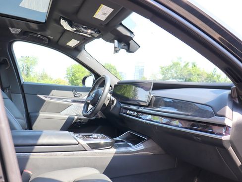 Used 2023 BMW i7 xDrive60 AWD/4WD image 19