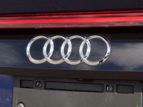 Used 2021 Audi Q8 Prestige w/ Prestige Package image 17