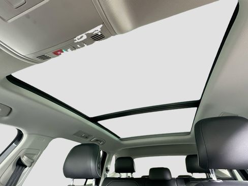 Used 2022 Volkswagen Tiguan SE w/ Panoramic Sunroof Package image 20