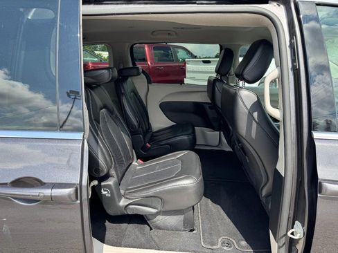 Used 2023 Chrysler Pacifica Touring-L FWD image 12
