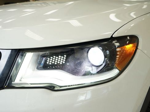 Used 2019 Jeep Compass High Altitude AWD/4WD image 23