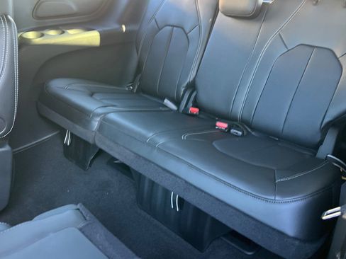 New 2026 Chrysler Pacifica Select AWD/4WD image 11
