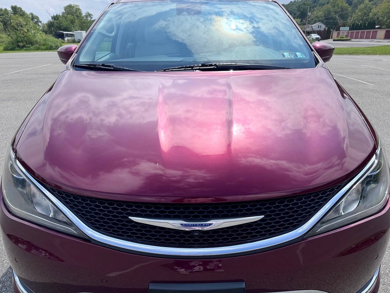 Used 2017 Chrysler Pacifica Touring-L Plus w/ Advanced Safetytec Group FWD image 2