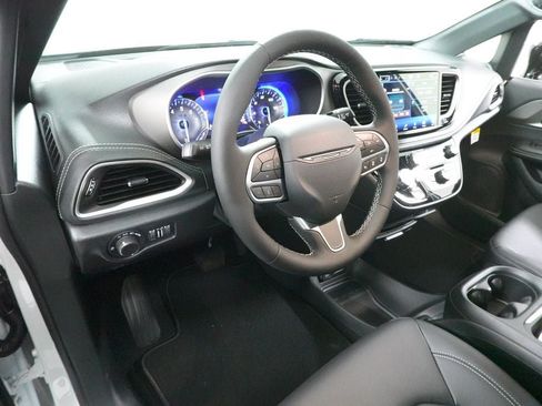 New 2027 Chrysler Pacifica Select FWD image 22