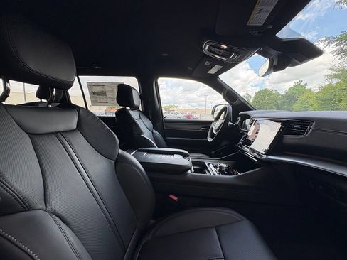 New 2026 Jeep Grand Cherokee L Limited w/ Limited Altitude Package AWD/4WD image 25
