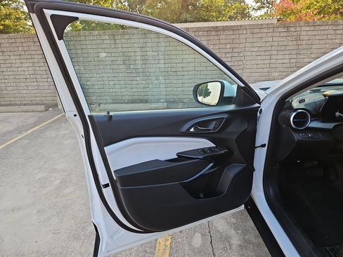 Used 2025 Chevrolet Trax LT w/ LT Convenience Package FWD image 11