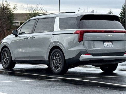 Certified 2025 Kia Carnival EX image 8