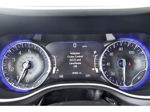 Used 2022 Chrysler Pacifica Touring-L image 15