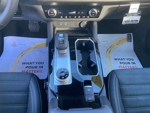 New 2025 Mitsubishi Outlander SE image 22