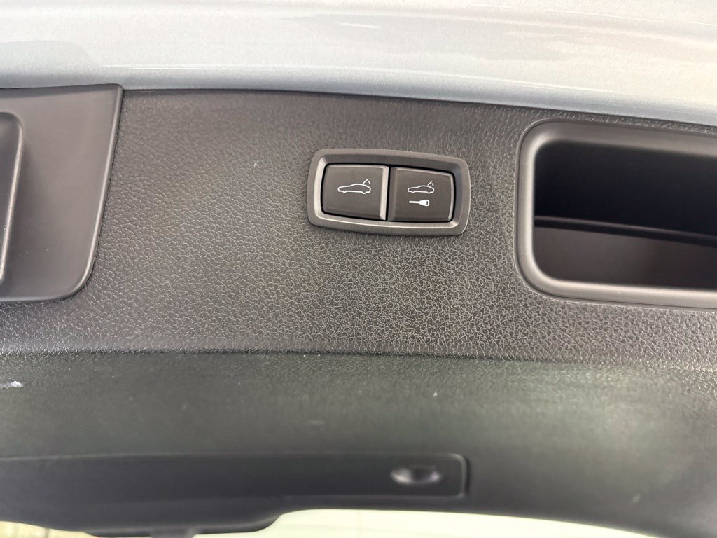 Certified 2023 Porsche Macan AWD/4WD image 21