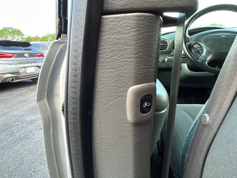 Used 2004 Chrysler Town & Country Touring FWD image 31