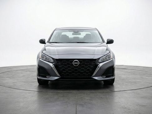 Used 2025 Nissan Altima 2.5 SV FWD image 2
