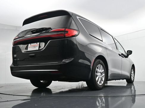 Used 2023 Chrysler Pacifica Touring-L FWD image 36