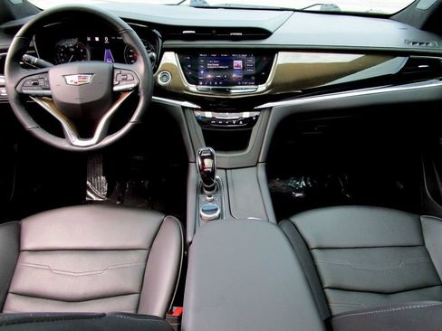 Used 2020 Cadillac XT6 Premium Luxury w/ Platinum Package AWD/4WD image 2