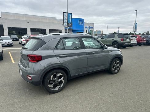 Used 2023 Hyundai Venue SEL FWD image 3