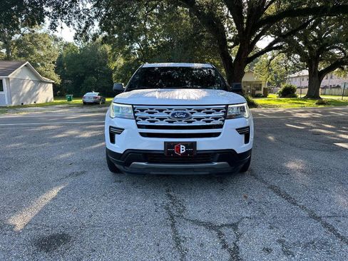 Used 2018 Ford Explorer XLT image 4