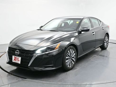 Used 2023 Nissan Altima 2.5 SV FWD image 1