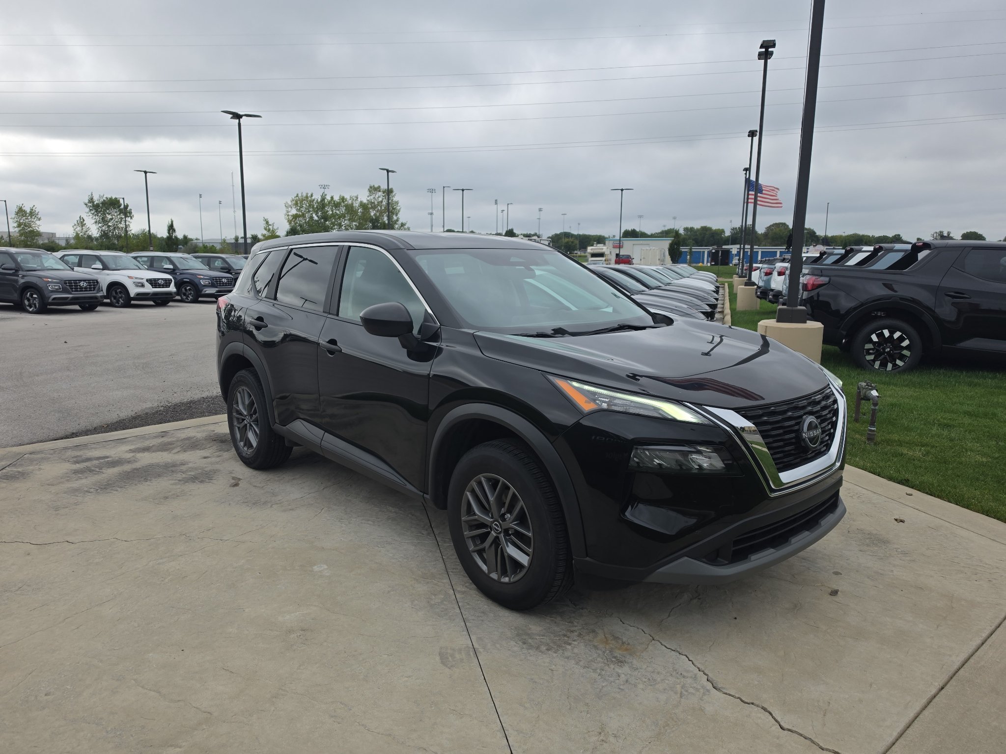 Used 2023 Nissan Rogue S FWD image 3