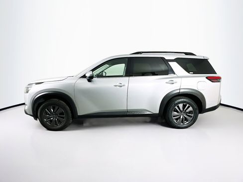Used 2025 Nissan Pathfinder SV image 4