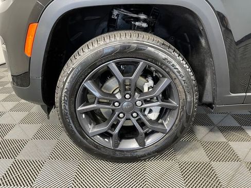 Used 2025 Jeep Grand Cherokee Limited AWD/4WD image 12
