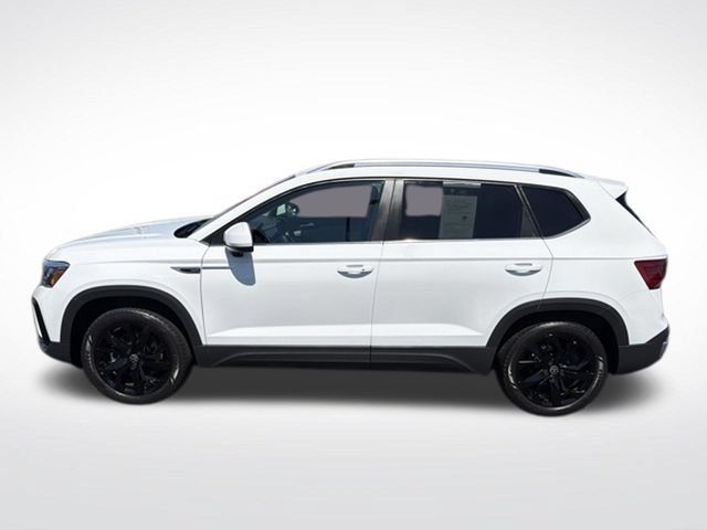 Used 2023 Volkswagen Taos SE w/ Black Wheel Package FWD image 3