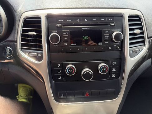 Used 2011 Jeep Grand Cherokee Laredo AWD/4WD image 15