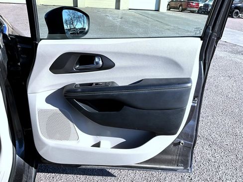 Used 2023 Chrysler Pacifica Touring-L image 17