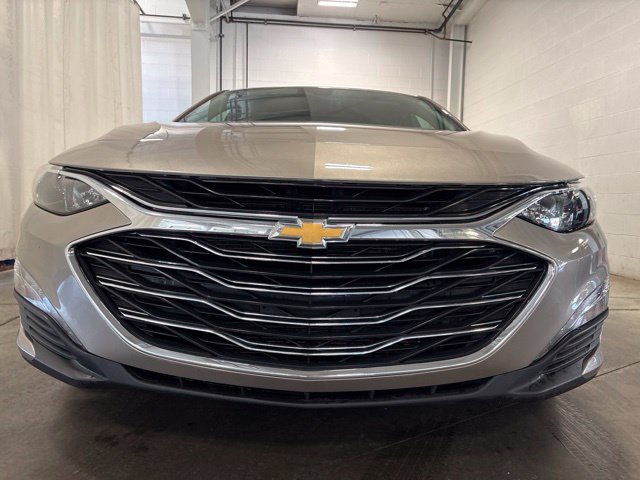 Used 2025 Chevrolet Malibu LT FWD image 2