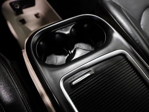 Used 2022 Chrysler Pacifica Touring-L w/ Uconnect Theater Family Group image 30