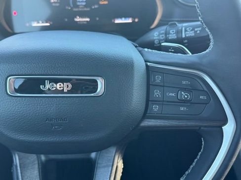 Certified 2025 Jeep Grand Cherokee Limited w/ Black Appearance Package image 35