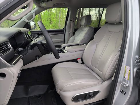 Used 2023 Jeep Wagoneer 4WD image 11