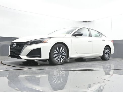 Used 2025 Nissan Altima 2.5 SV FWD image 47