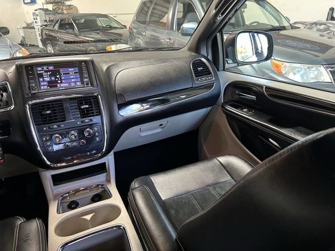 Used 2017 Dodge Grand Caravan SXT FWD image 23