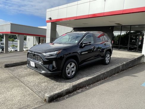 Certified 2025 Toyota RAV4 XLE AWD/4WD image 4